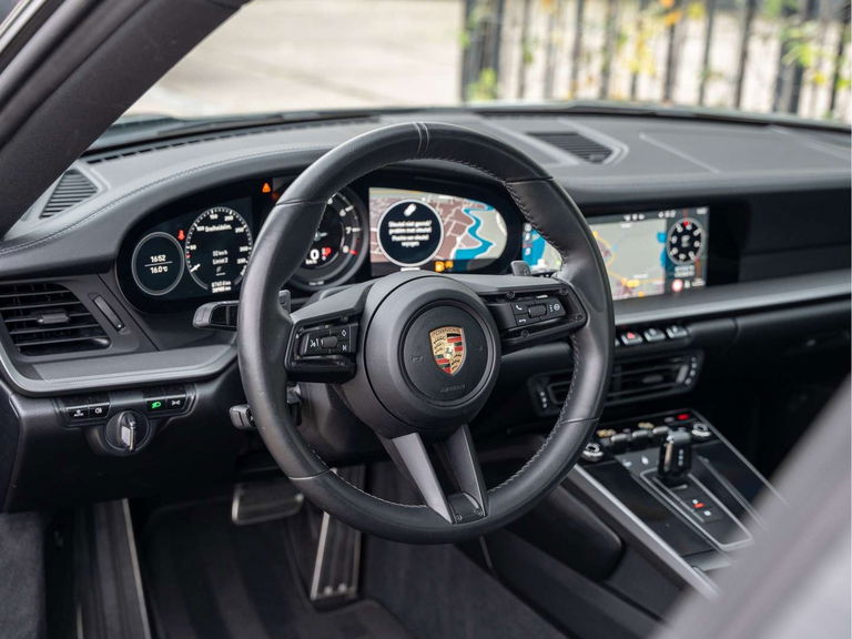 Porsche 992 Carrera 4