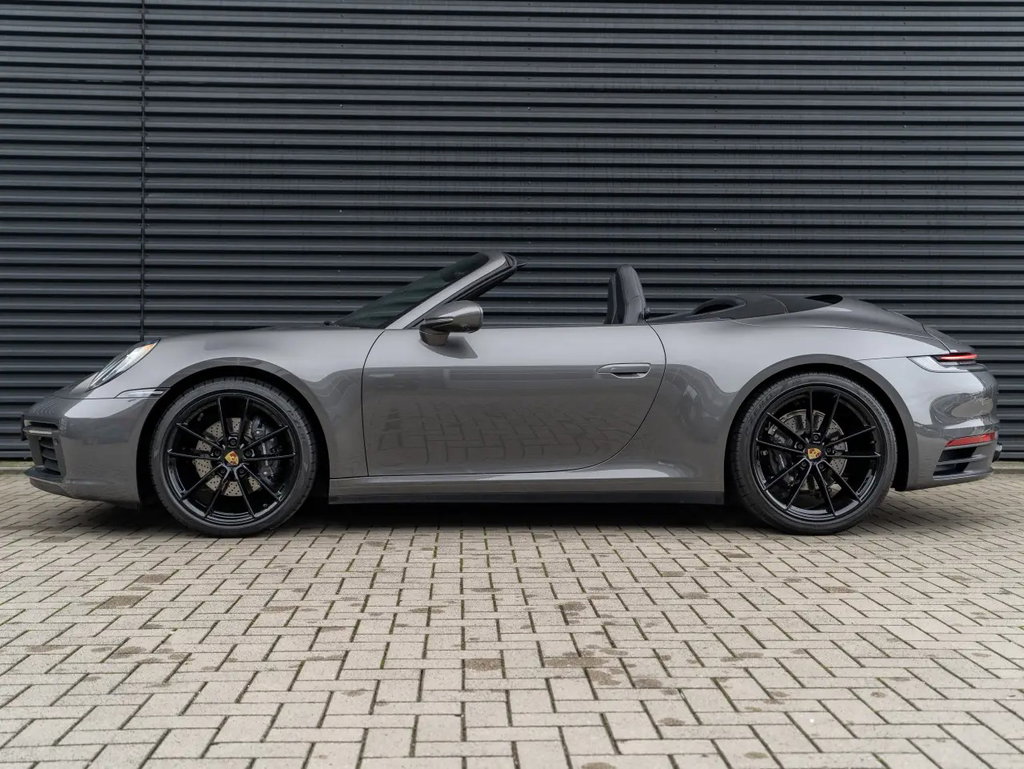 Porsche 992 Carrera 4