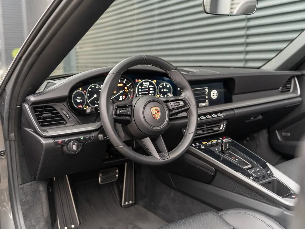 Porsche 992 Carrera 4