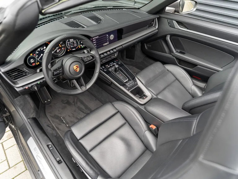 Porsche 992 Carrera 4