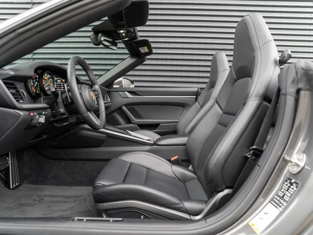 Porsche 992 Carrera 4