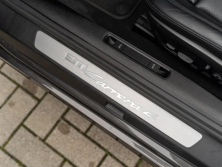 Porsche 992 Carrera 4