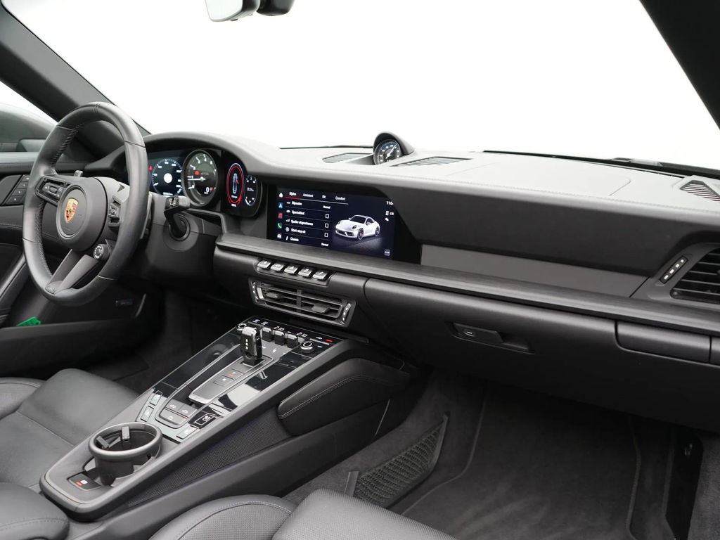 Porsche 992 Carrera 4 GTS