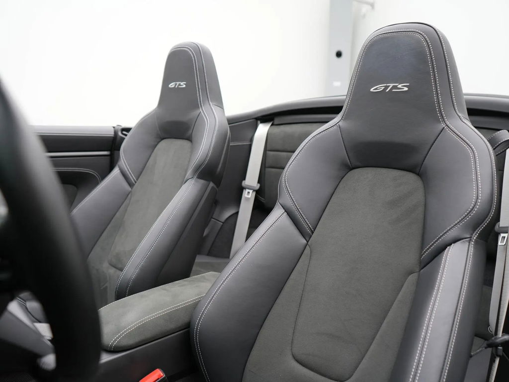 Porsche 992 Carrera 4 GTS