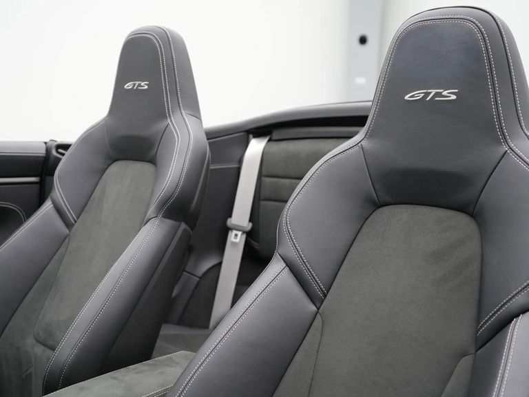 Porsche 992 Carrera 4 GTS