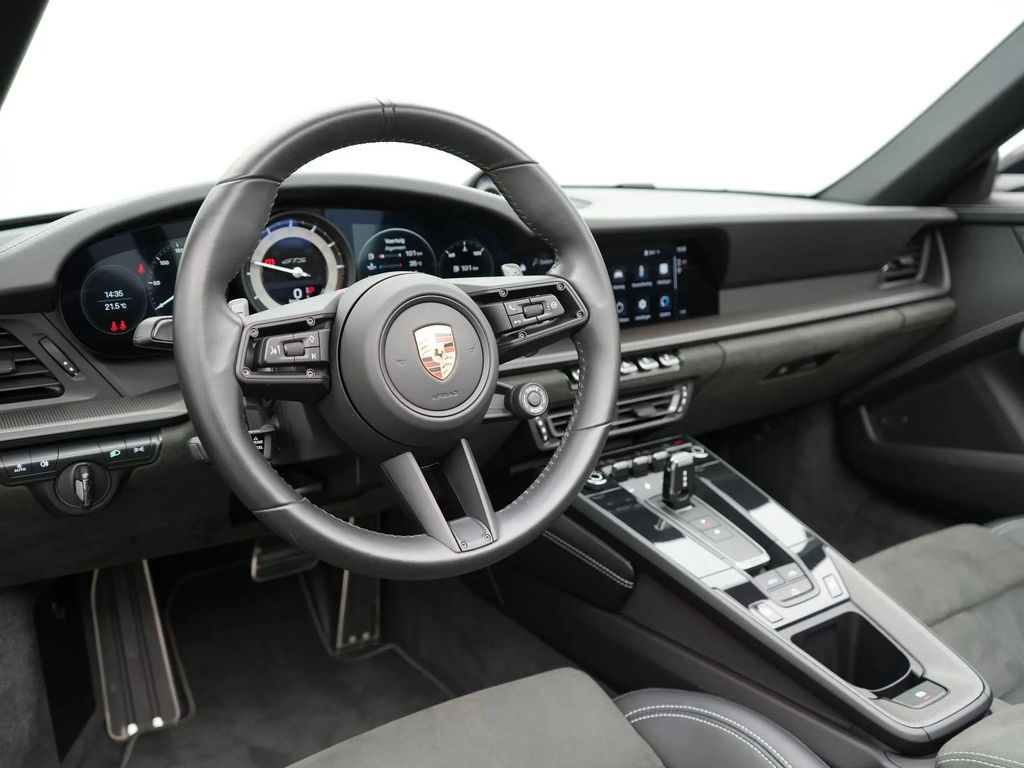 Porsche 992 Carrera 4 GTS