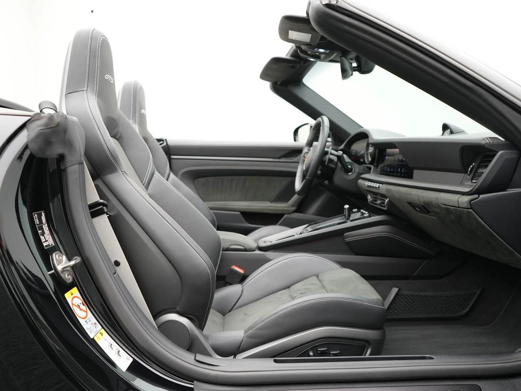 Porsche 992 Carrera 4 GTS