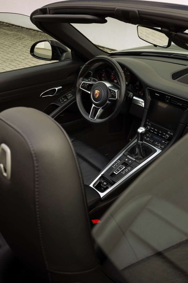 Porsche 992 Carrera 4