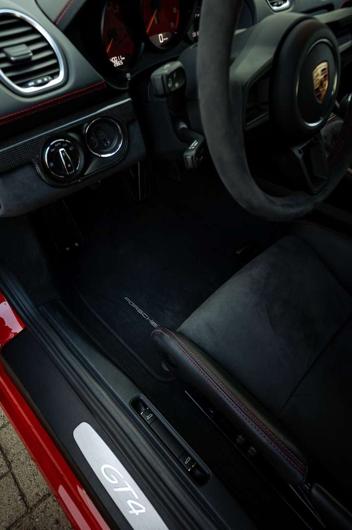 Porsche 718 Cayman GT4