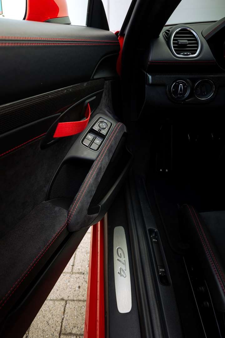 Porsche 718 Cayman GT4