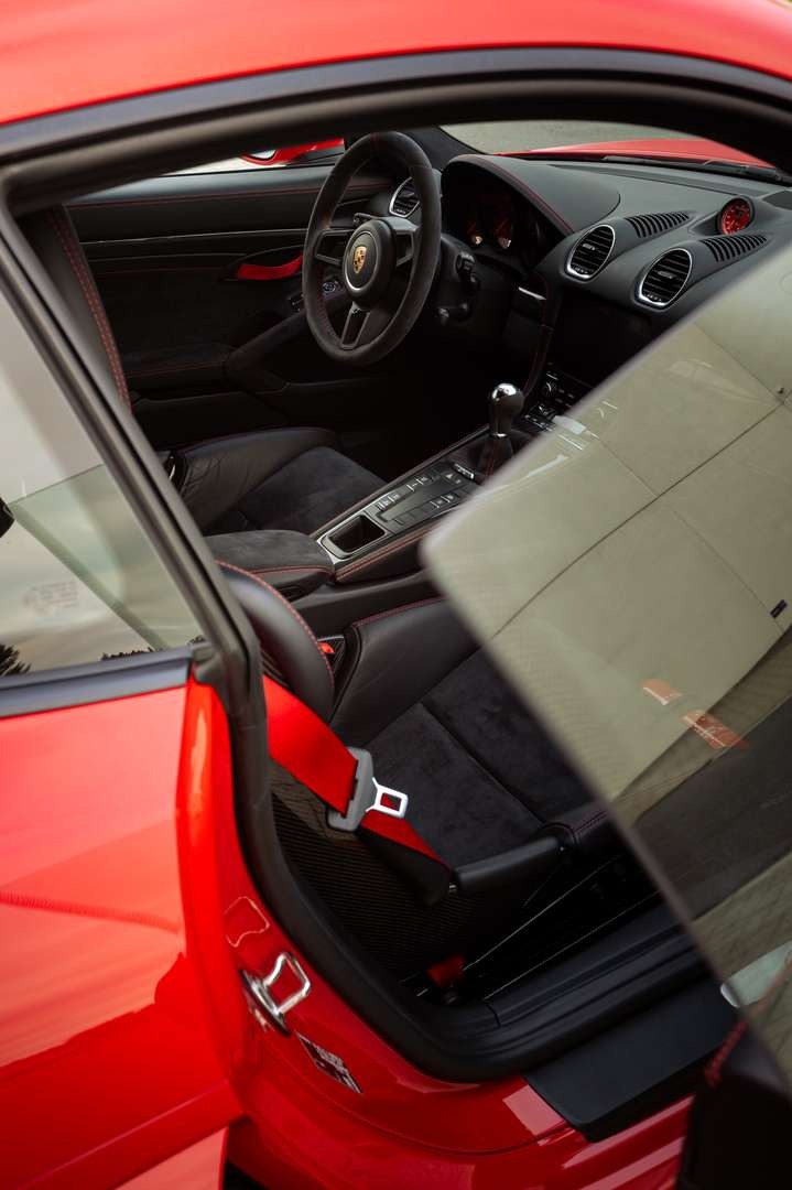 Porsche 718 Cayman GT4