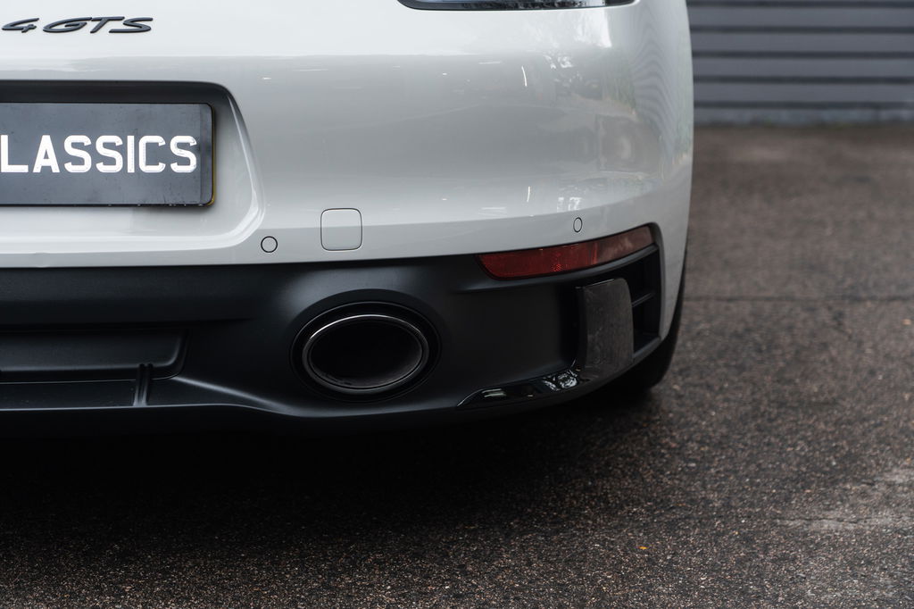 Porsche 992 Carrera 4 GTS