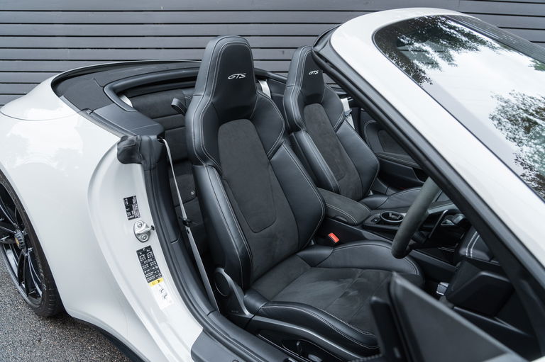 Porsche 992 Carrera 4 GTS