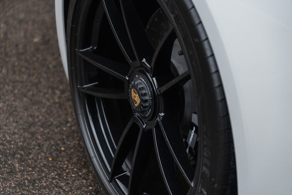 Porsche 992 Carrera 4 GTS