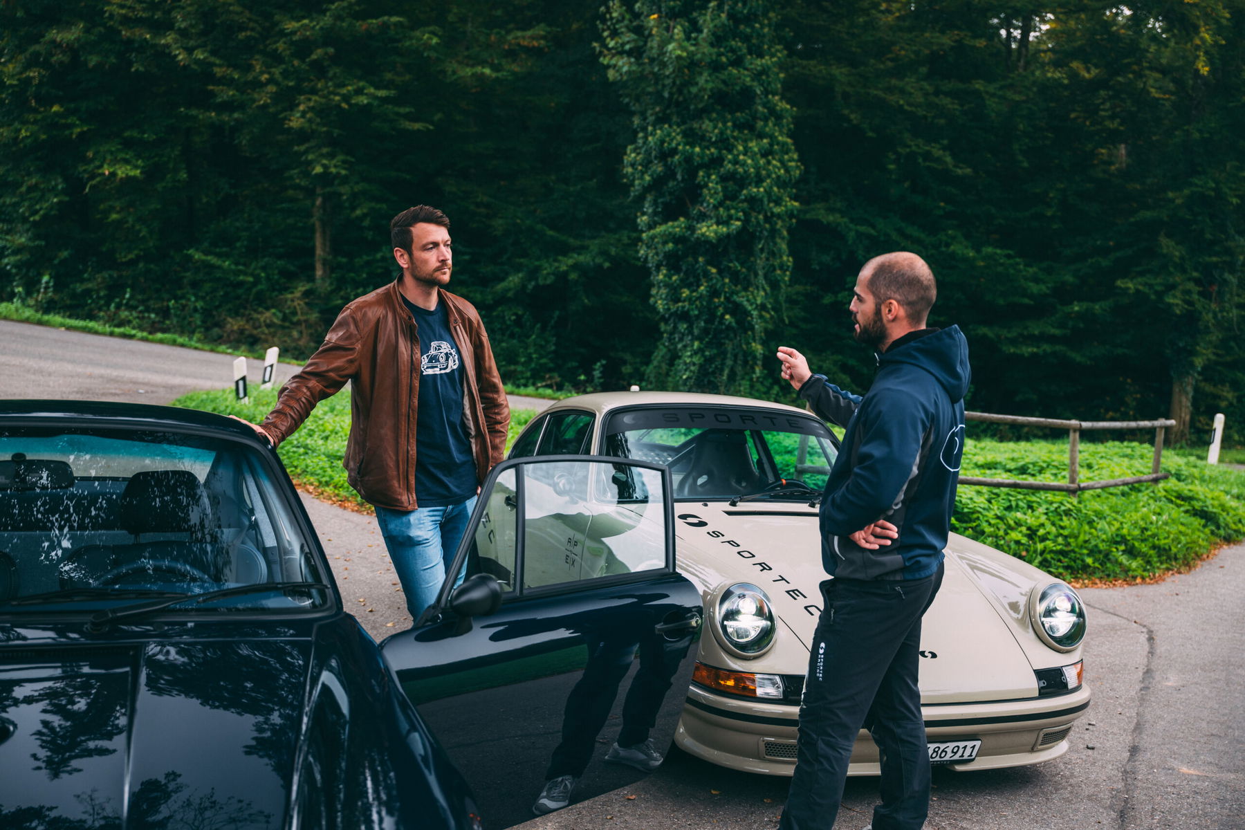 Lukas Neyer from Sportec in conversation with Richard Lindhorst from Elferspot, standing between SPORTEC FERDINAND S and SUB1000.