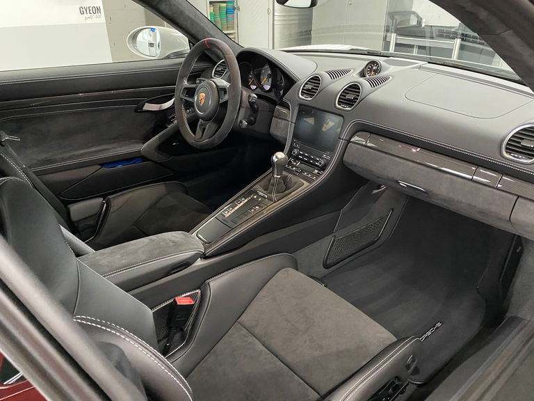 Porsche 718 Cayman GT4