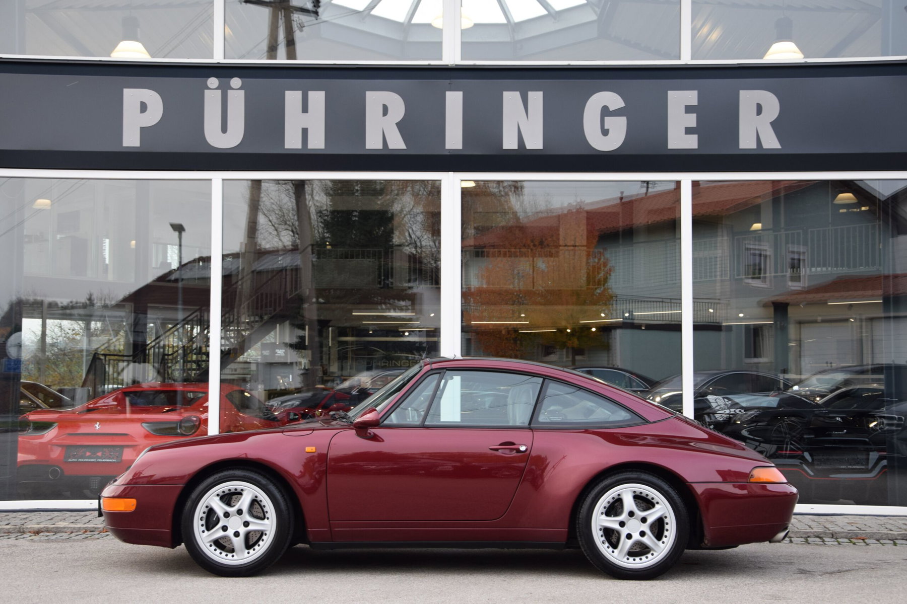 Porsche in Arena Red Pearl 84R - Color Overview - elferspot.com