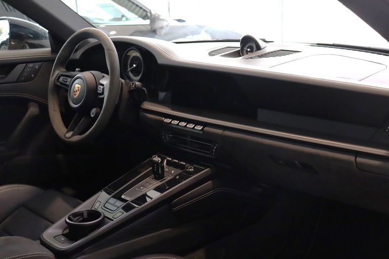 Porsche 992 Carrera 4 GTS