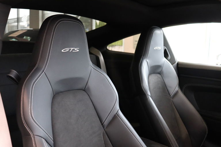 Porsche 992 Carrera 4 GTS