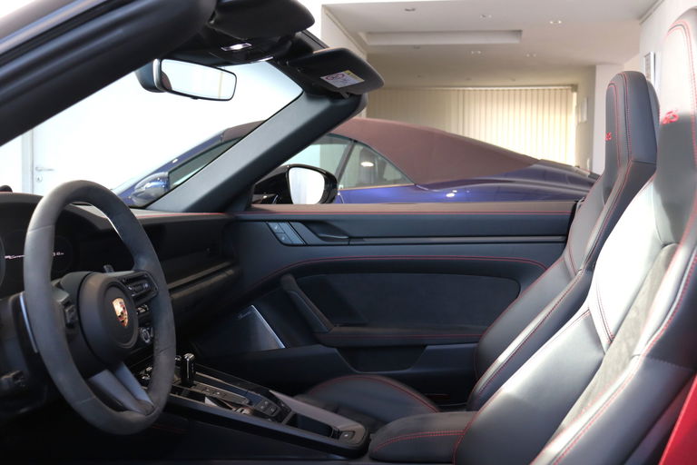 Porsche 992 Carrera 4 GTS