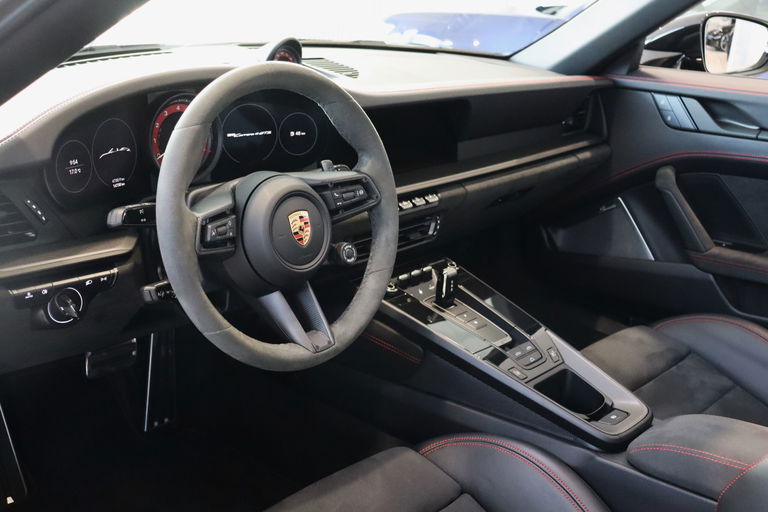 Porsche 992 Carrera 4 GTS