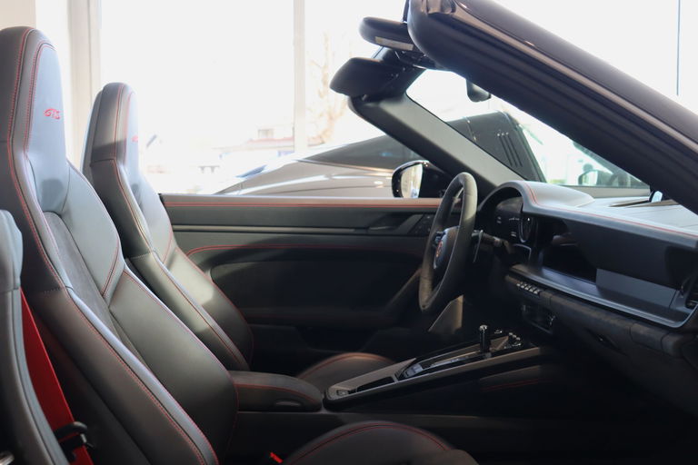 Porsche 992 Carrera 4 GTS