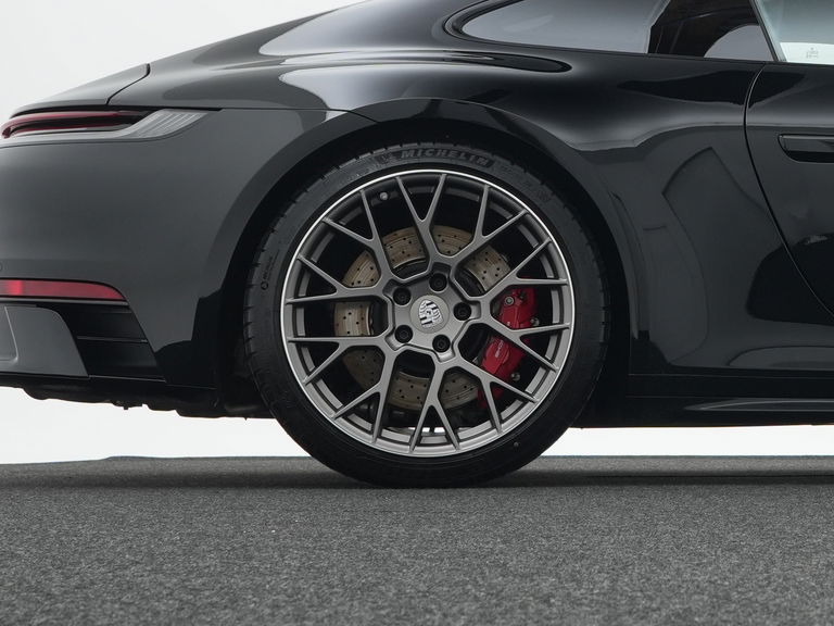 Porsche 992 Carrera 4 GTS