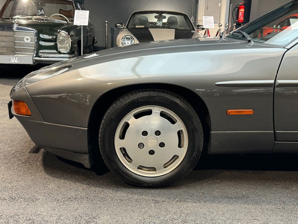 Porsche 928 S4
