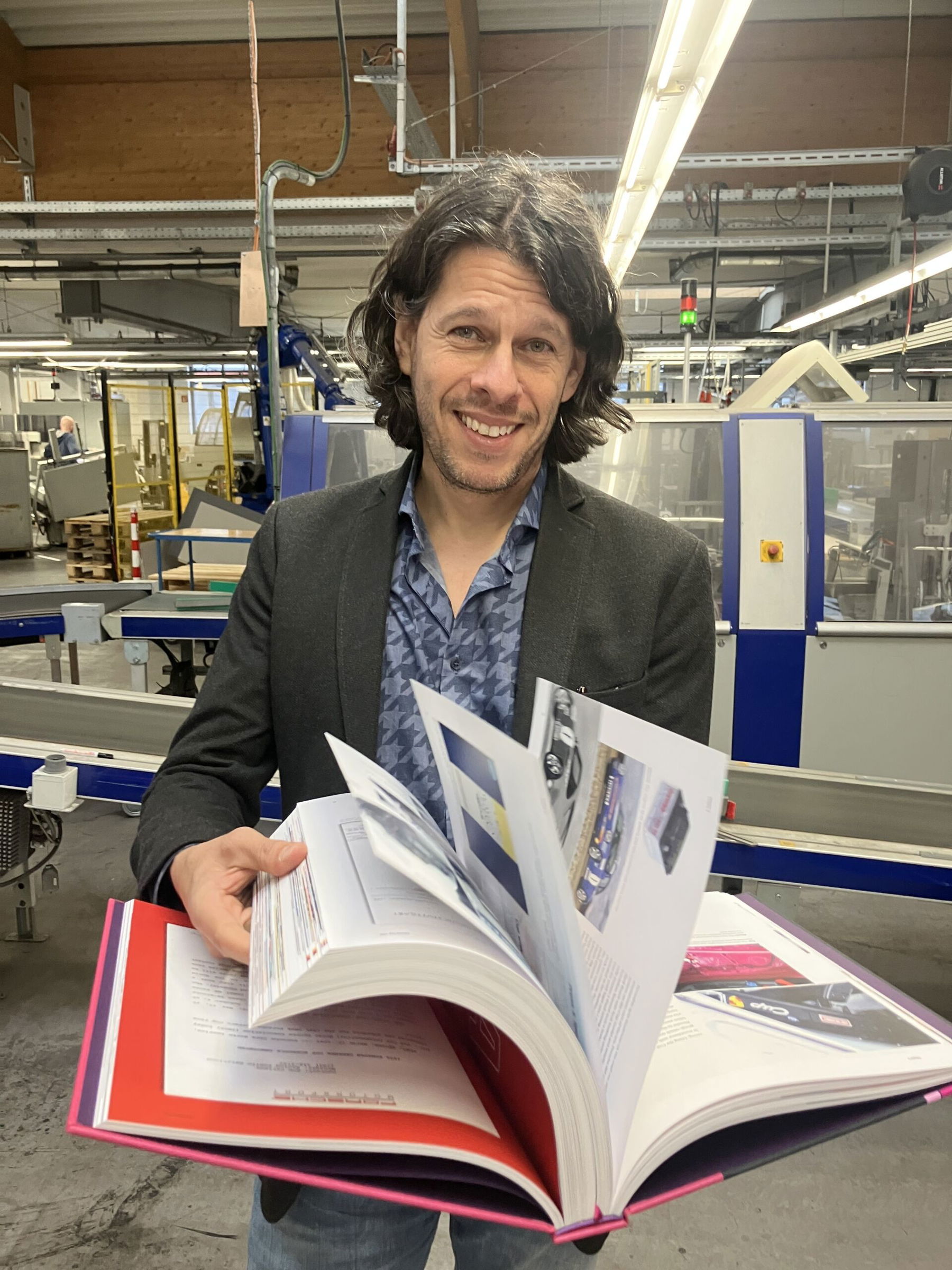 Christoph M&auml;der with Porsche 964 Carrera RS book