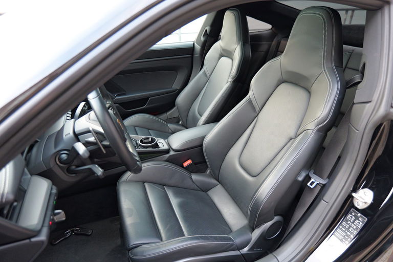 Porsche 992 Carrera 4 GTS