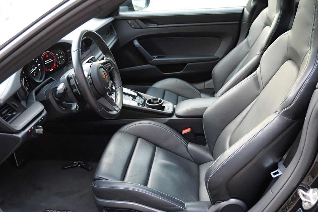 Porsche 992 Carrera 4 GTS