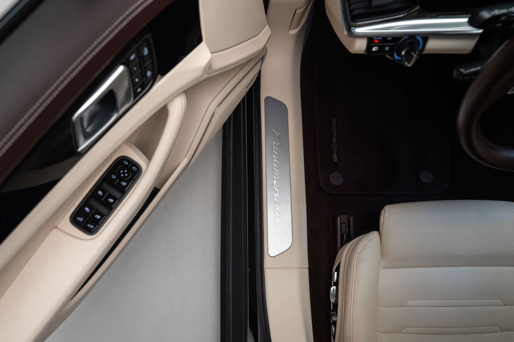 Porsche Panamera 4