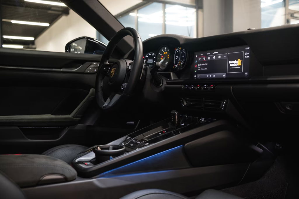 Porsche 992 Carrera 4 GTS