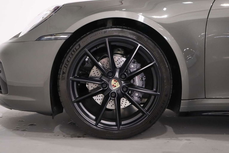 Porsche 992 Carrera 4