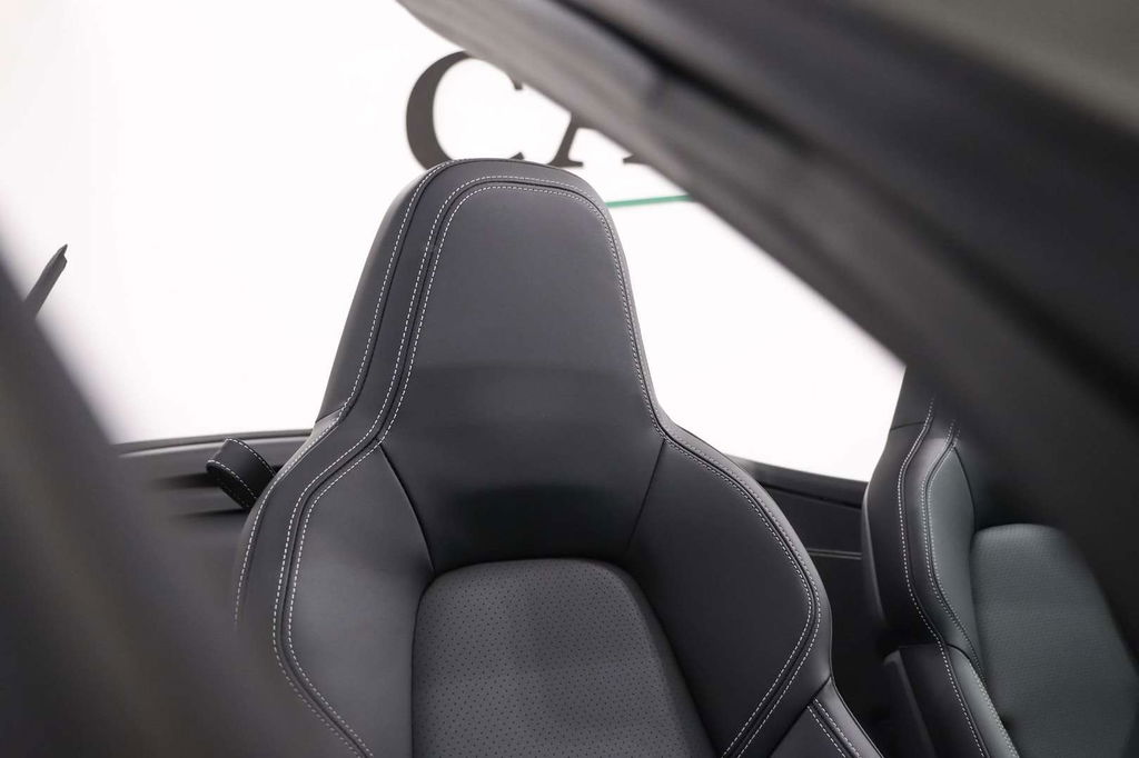 Porsche 992 Carrera 4