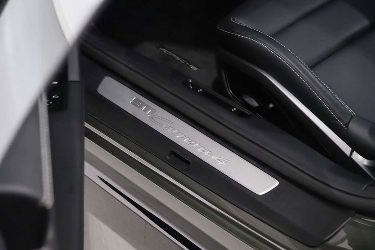 Porsche 992 Carrera 4