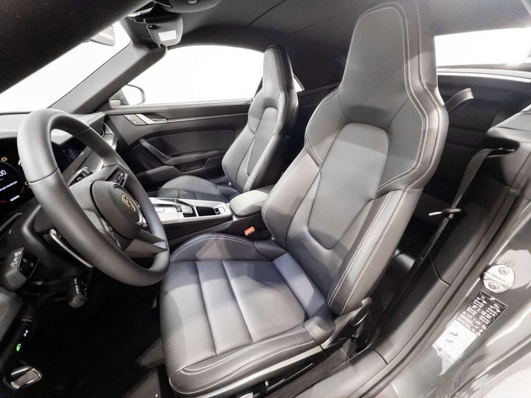 Porsche 992 Carrera 4