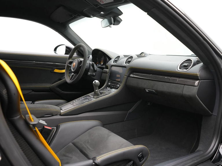 Porsche 718 Cayman GT4