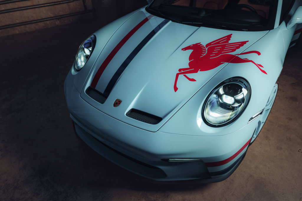 Porsche hand-painting – A 992 S/T in Coppa Florio
