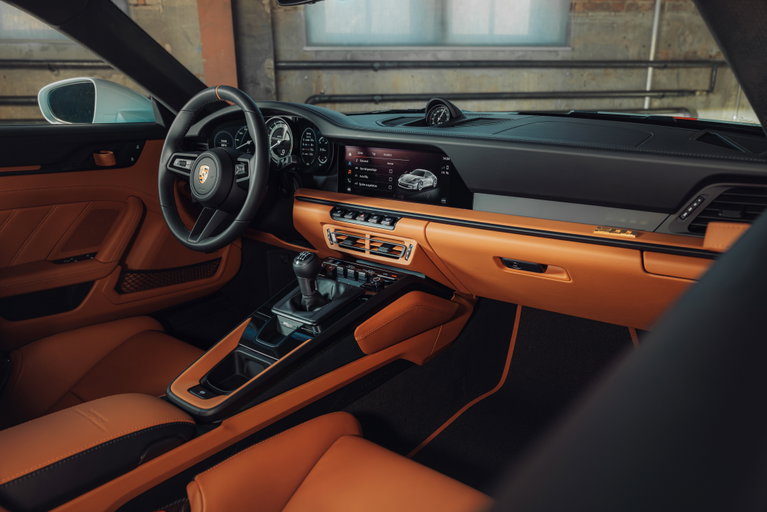 Porsche hand-painting – A 992 S/T in Coppa Florio