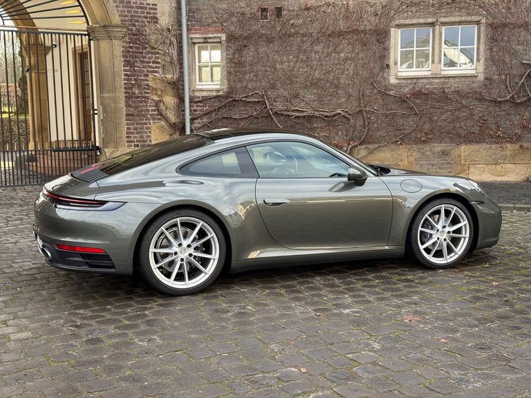 Porsche 992 Carrera 4