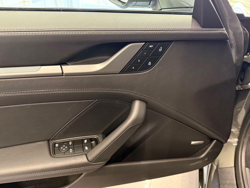 Porsche 992 Carrera 4