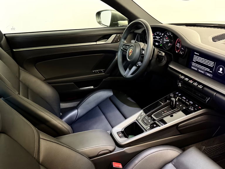 Porsche 992 Carrera 4