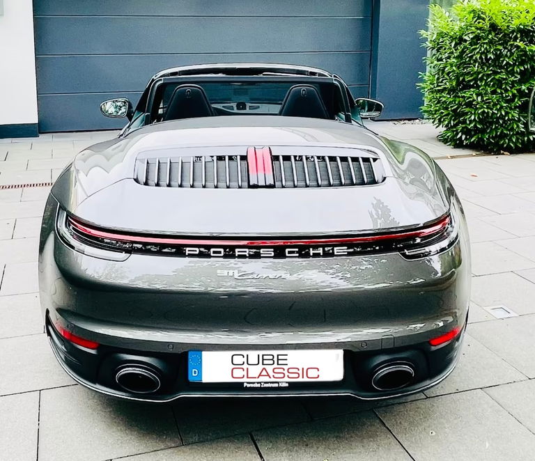 Porsche 992 Carrera 4