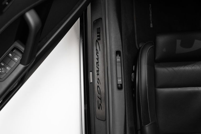 Porsche 992 Carrera 4 GTS