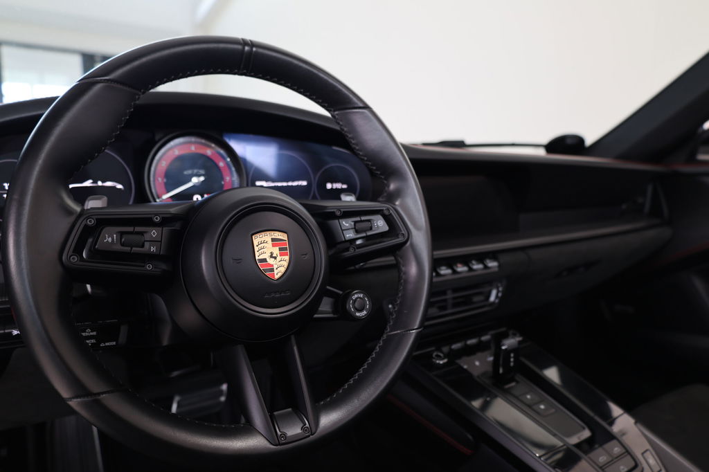 Porsche 992 Carrera 4 GTS