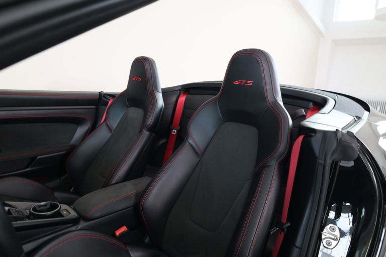 Porsche 992 Carrera 4 GTS