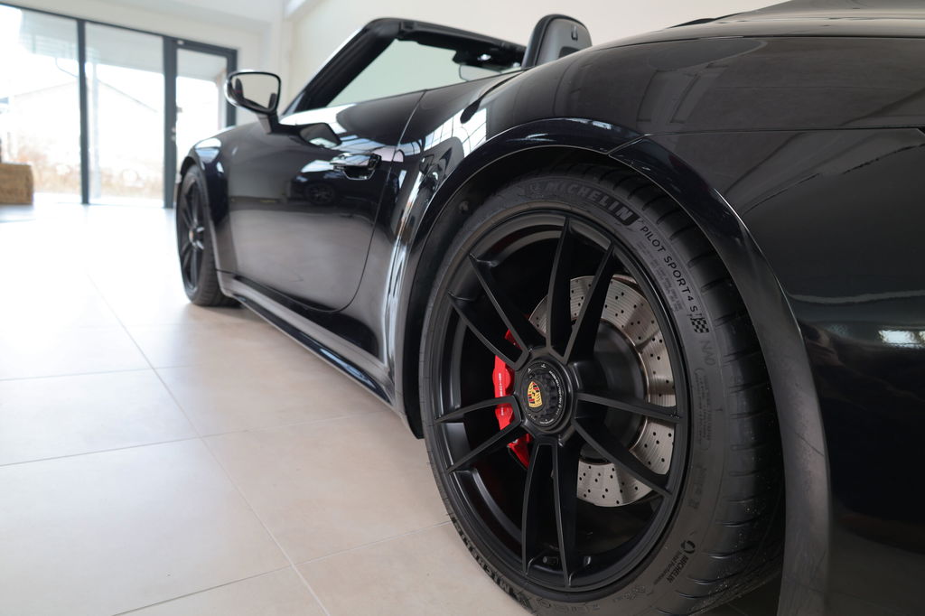 Porsche 992 Carrera 4 GTS