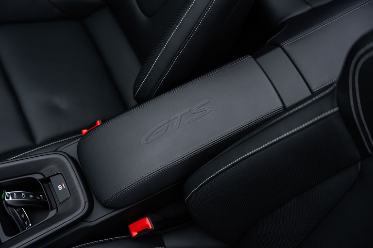 Porsche 992 Carrera 4 GTS