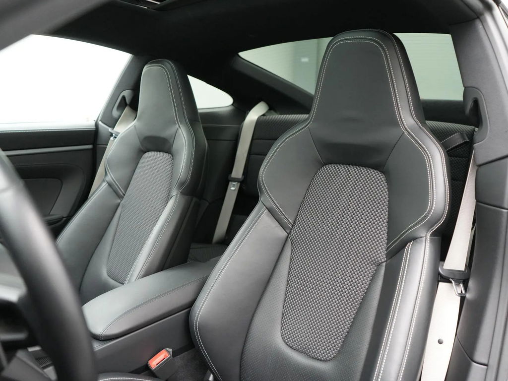 Porsche 992 Carrera 4